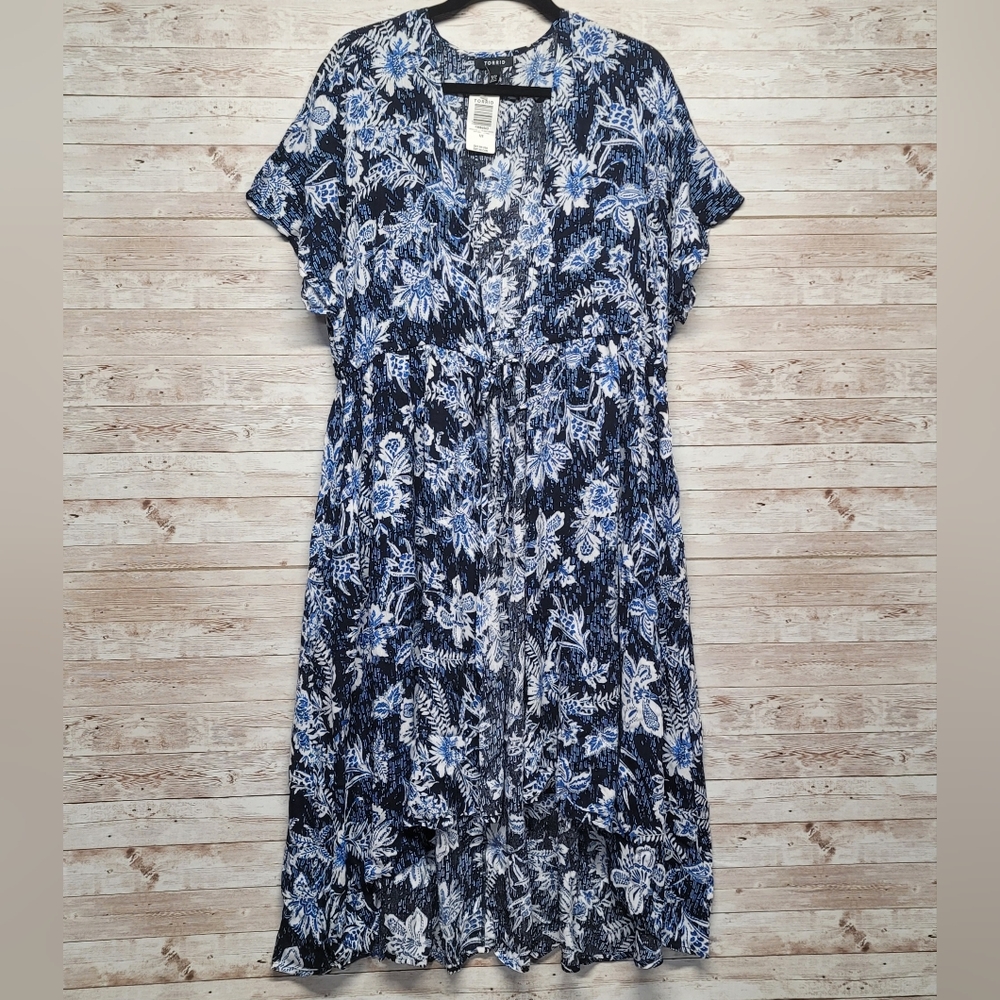 Torrid Cinch waist  blue and white kimono